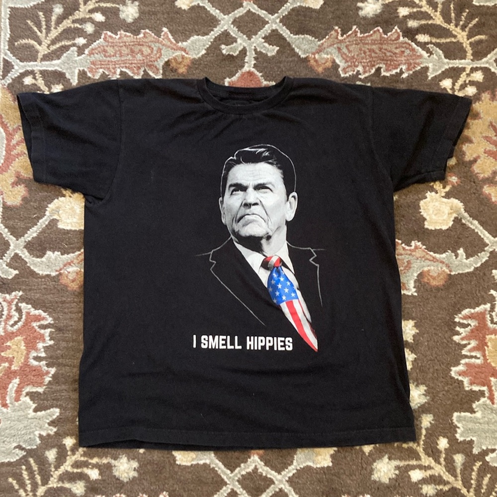 Size LG. Black. I SMELL HIPPIES tee.